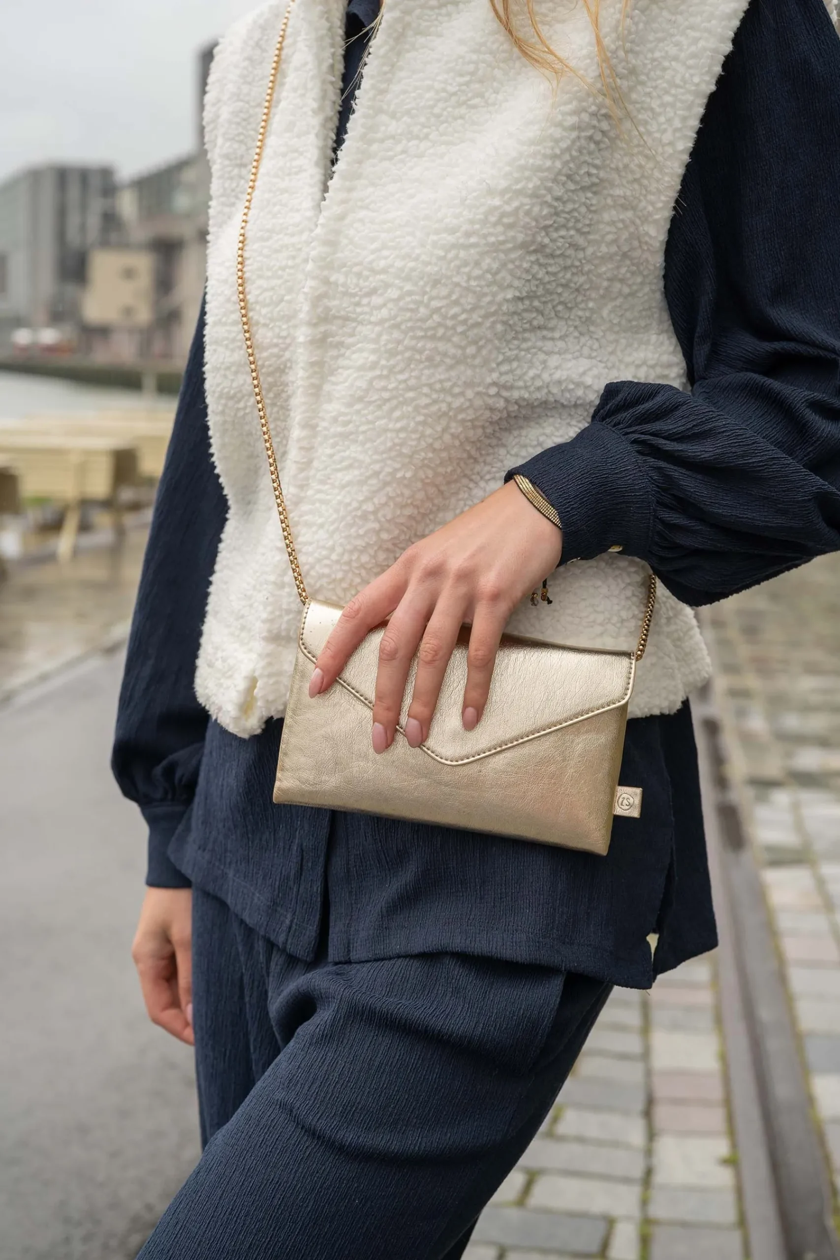 ZUSSS Schoudertassen & Handtassen*enveloptasje goud