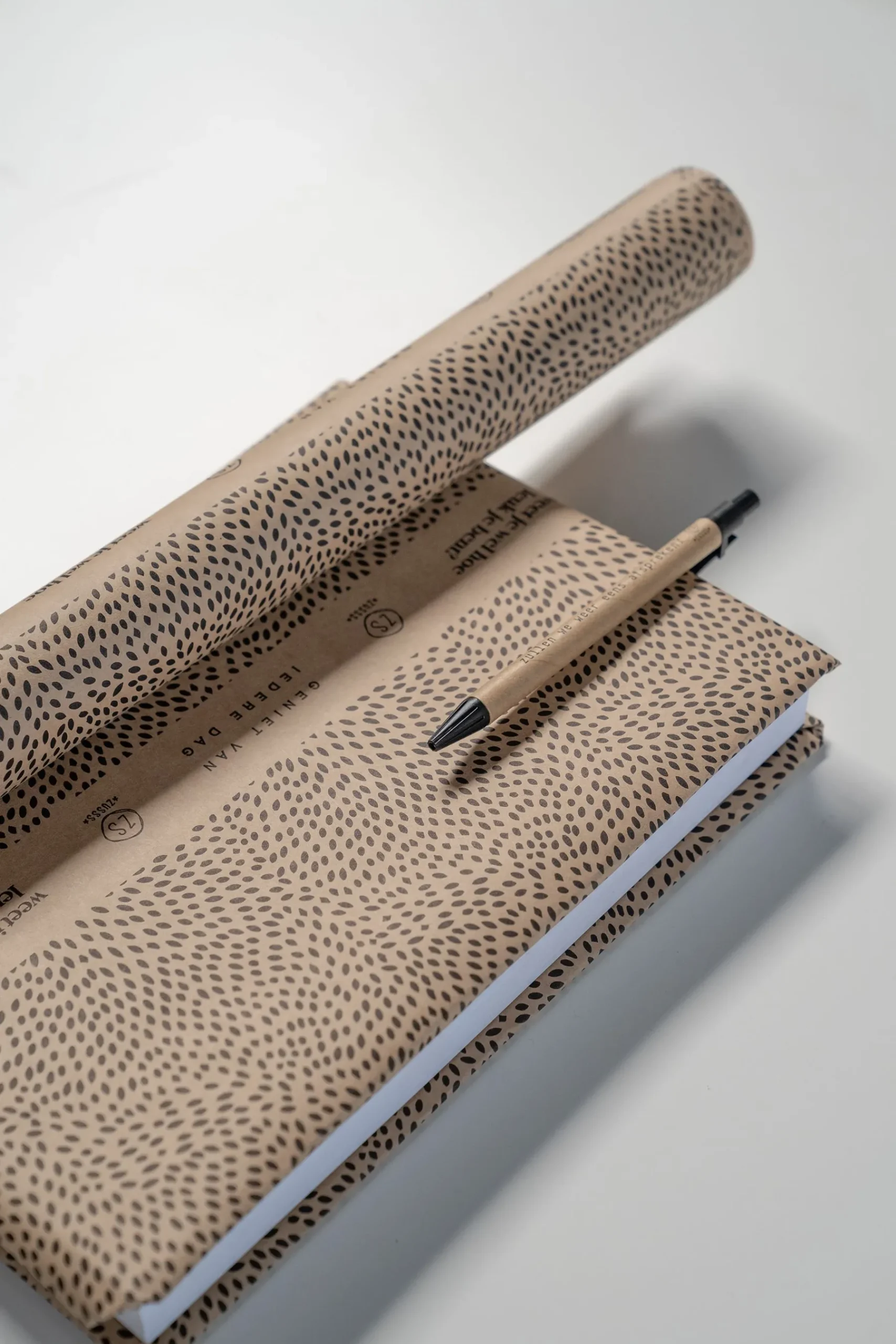 ZUSSS Versiering & Inpakken*Kadopapier spikkels