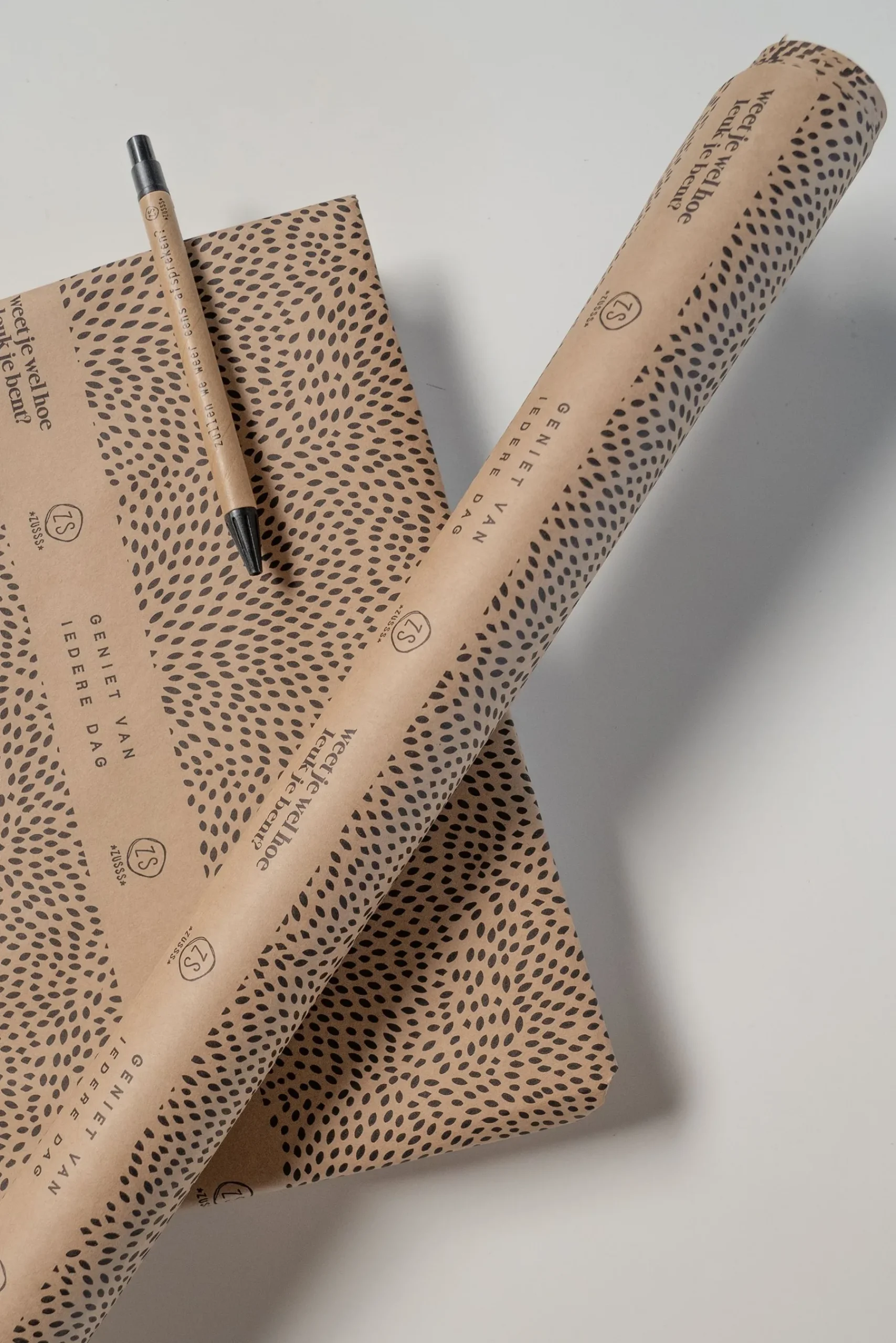 ZUSSS Versiering & Inpakken*Kadopapier spikkels