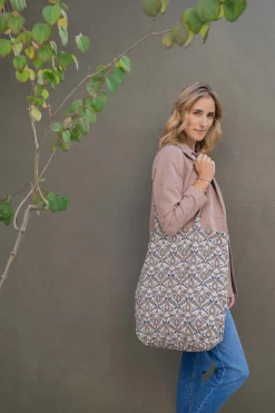 ZUSSS Schoudertassen & Handtassen*katoenen shopper met print lichtbruin