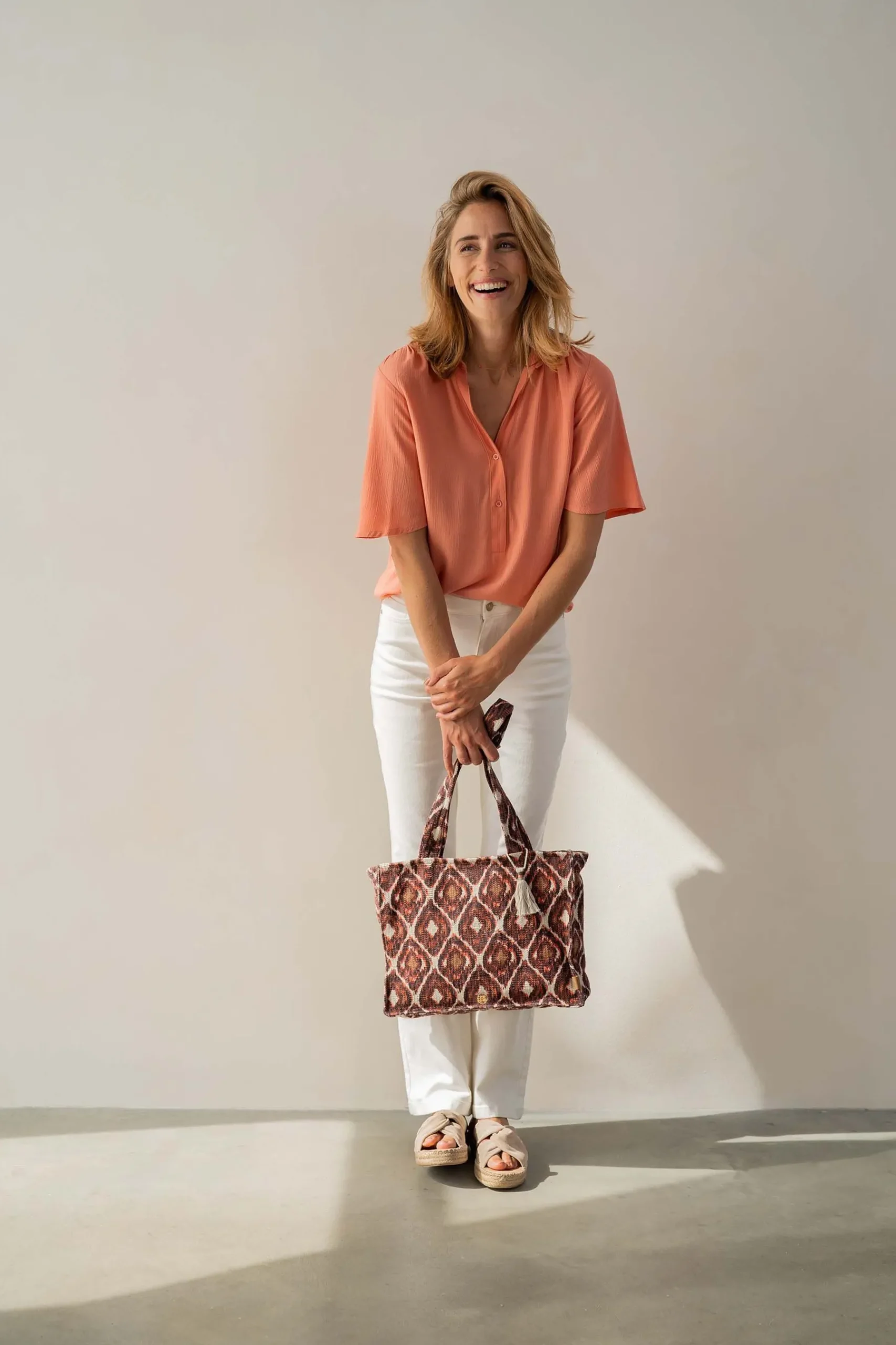 ZUSSS Schoudertassen & Handtassen*katoenen tas met ikat print zand/roodbruin