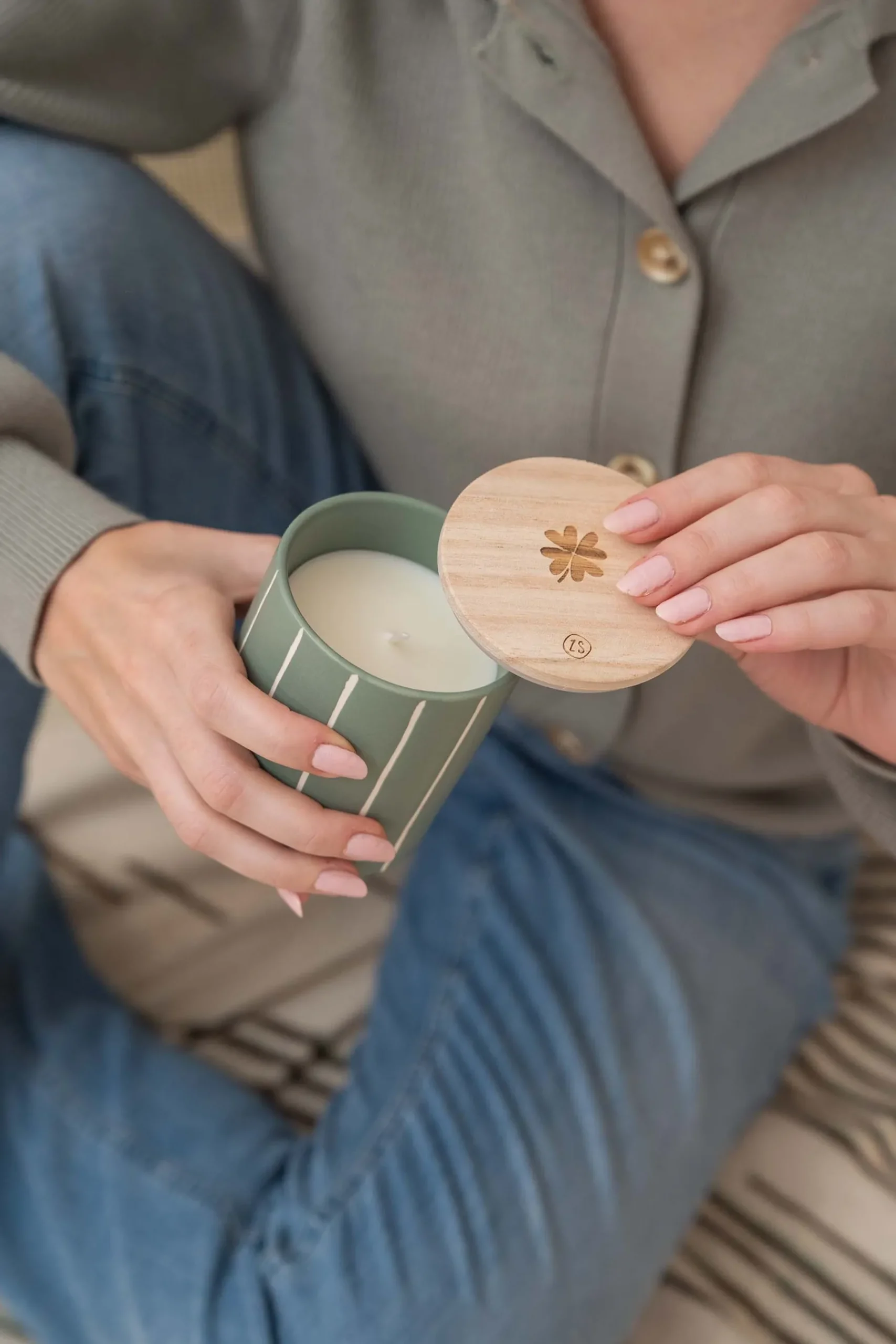 ZUSSS Geurkaarsen*keramieken geurkaars met houten deksel klavertje salie saligroen
