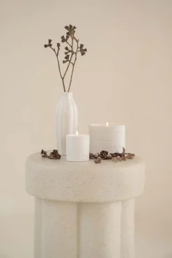 ZUSSS Geurkaarsen*keramieken geurkaars ovaal structuur veertjes wit