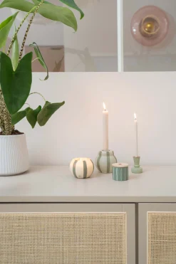 ZUSSS Geurkaarsen*keramieken geurkaarsje met houten deksel klavertje salie saligroen