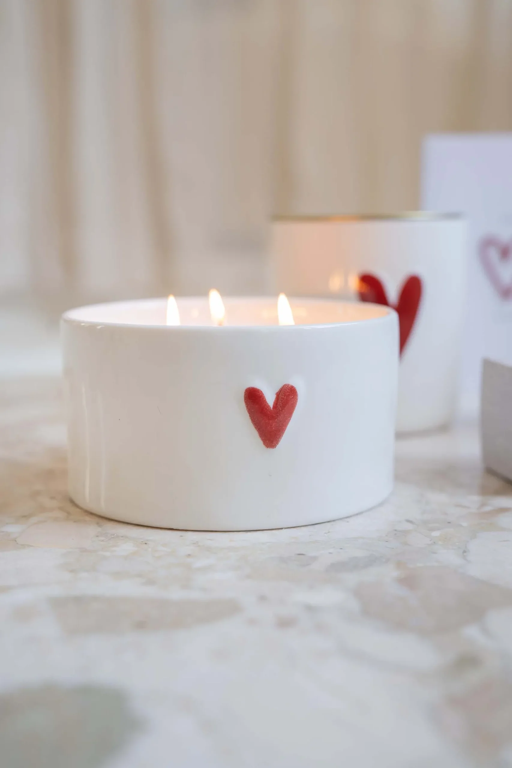 ZUSSS Geurkaarsen*keramieken geurkaars rood hart L wit