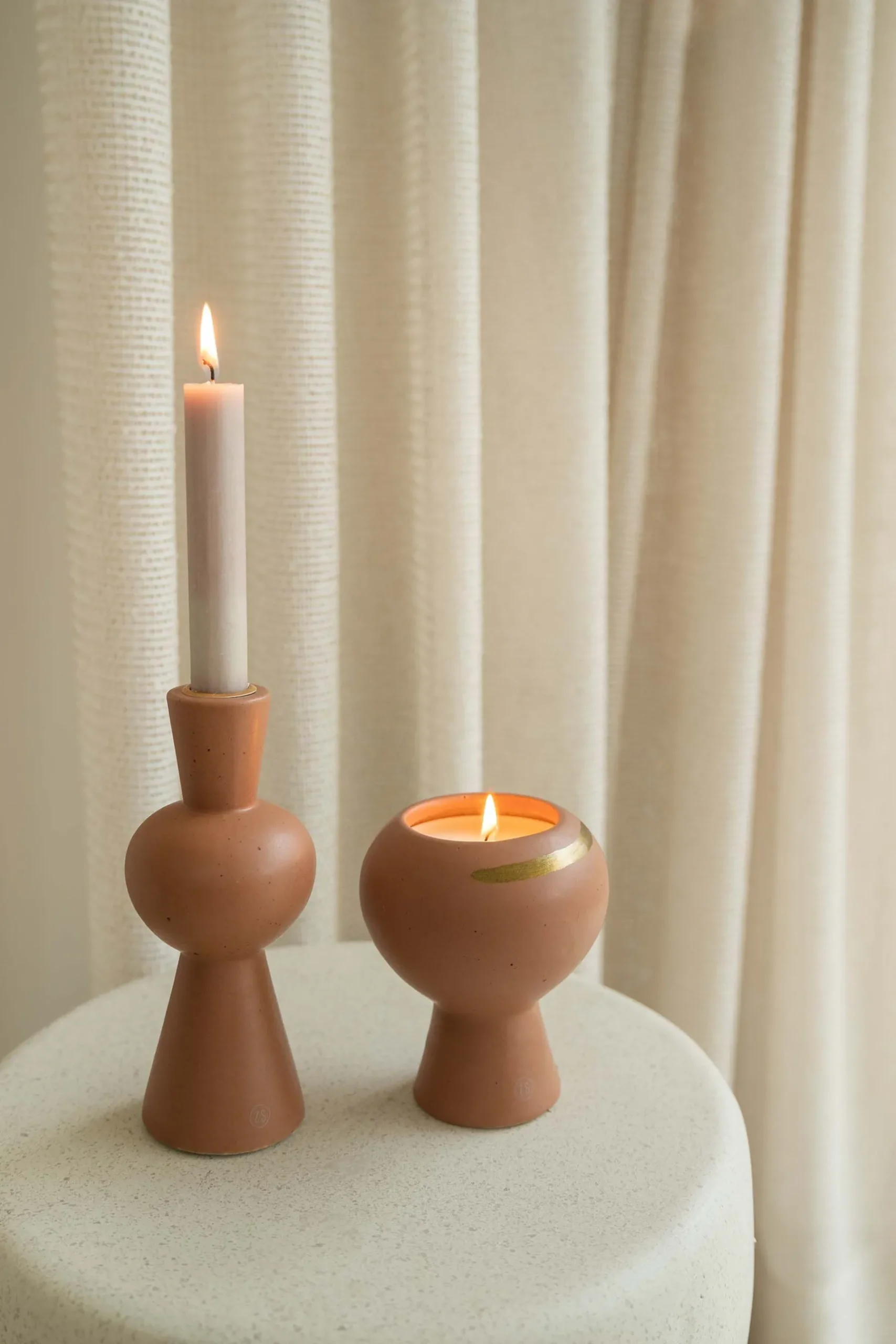 ZUSSS Geurkaarsen*keramieken geurkaars met gouden streep poederroze