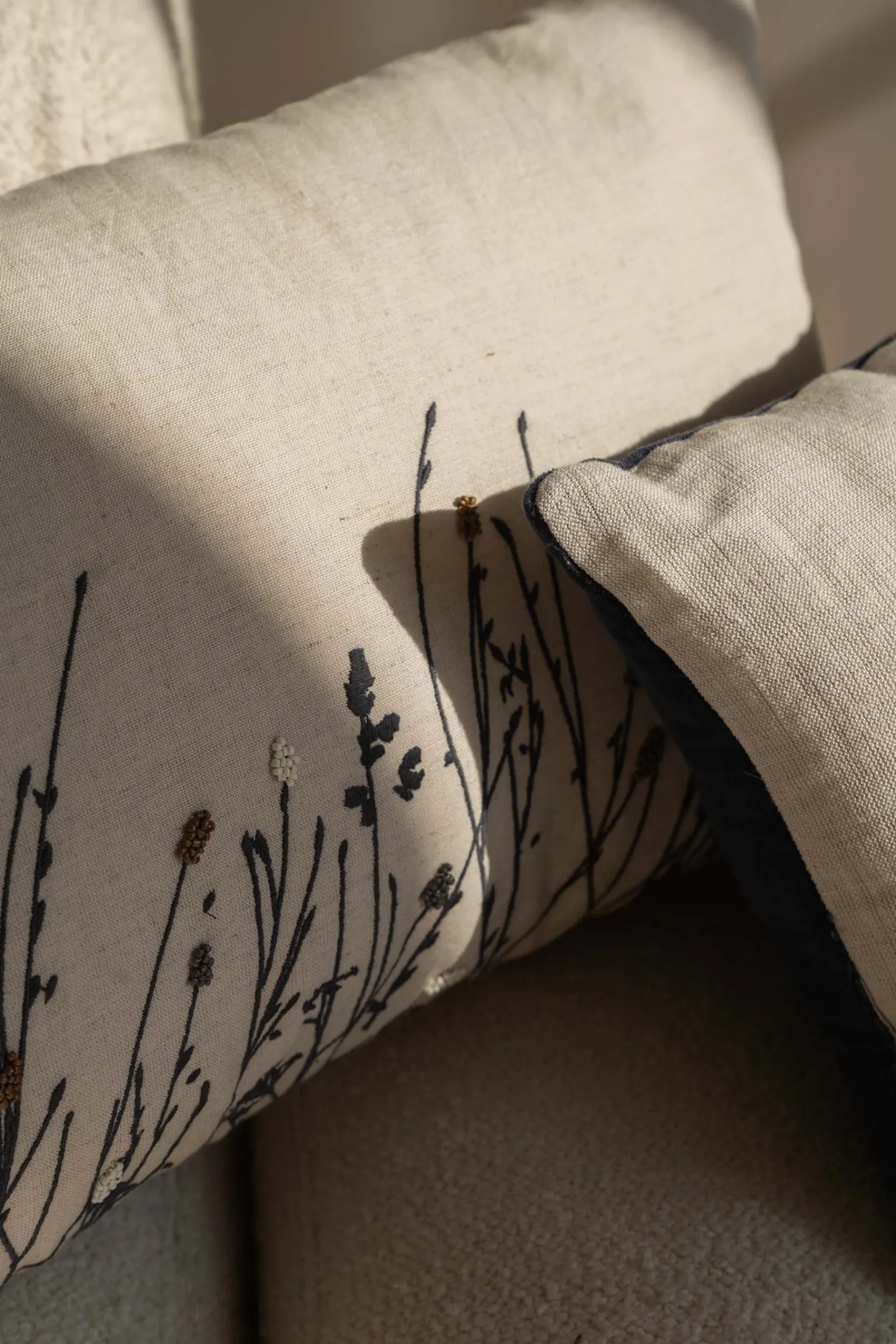 ZUSSS Kussens*kussen bloemen silhouet borduur 50x30 cm zand