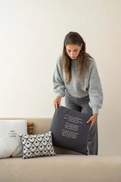 ZUSSS Kussens*kussen gedicht gezelligheid 45x45cm antracietgrijs