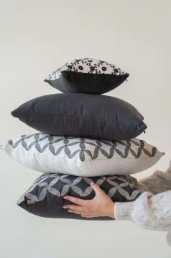 ZUSSS Kussens*kussen grafisch gewoven patroon 45x45cm grijs zand/antraciet