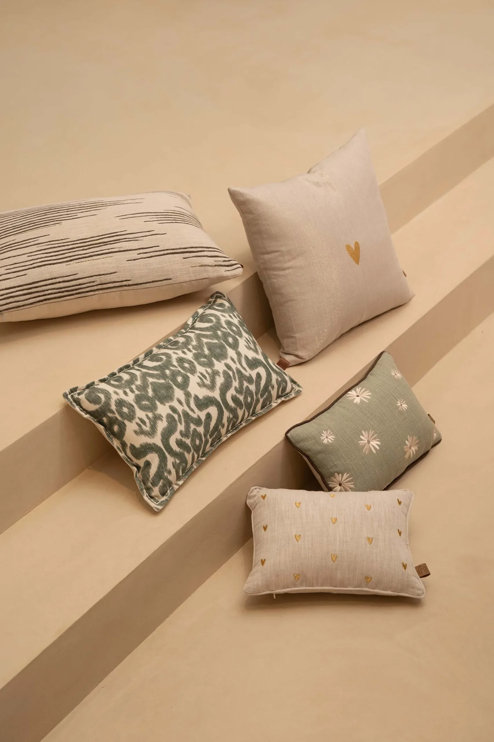 ZUSSS Kussens*kussen i like you en hartjes 35x25cm peper en zout/goud peperenzout/goud