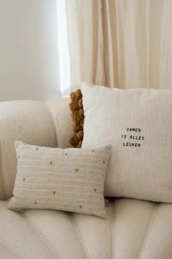 ZUSSS Kussens*kussen samen is alles leuker hartjes 35x25cm zand/warmgrijs