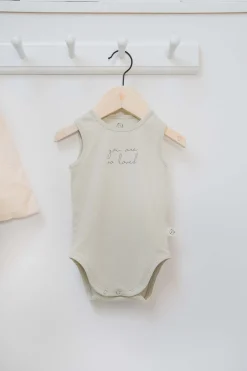 ZUSSS Baby*mouwloos rompertje so loved zand naturel