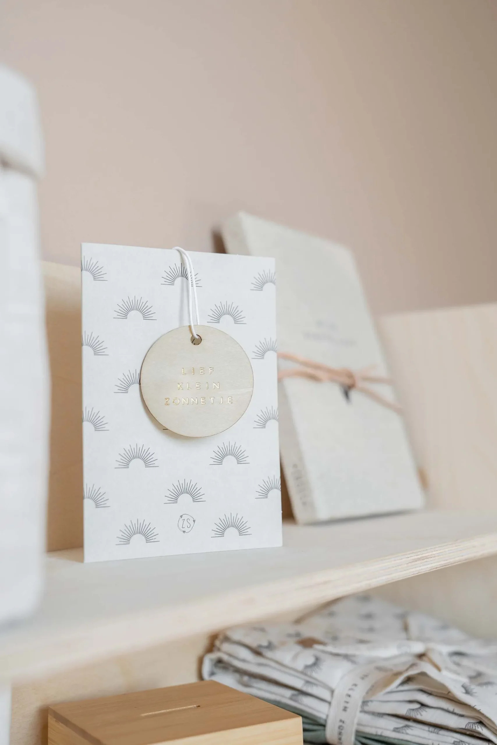 ZUSSS Baby*wenskaart met houten tag so loved saliegroen saligroen